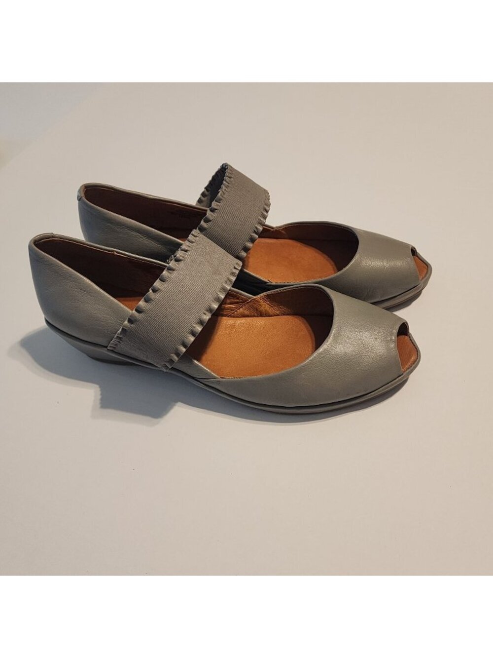 Gentle Souls by Kenneth Cole Liberty leather shoes sz 10 M Peep toe Wedges